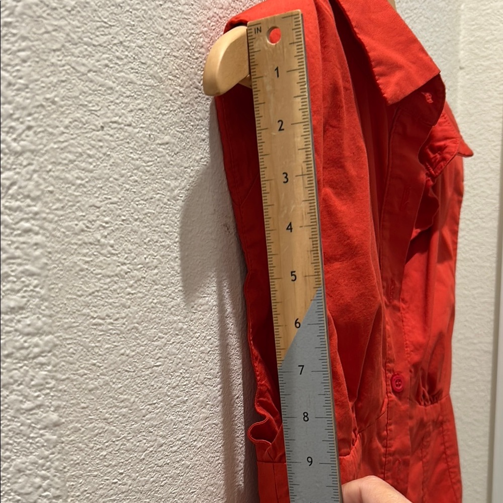 Red Sleeveless Button-Up Top cropped vest - Picture 12 of 13